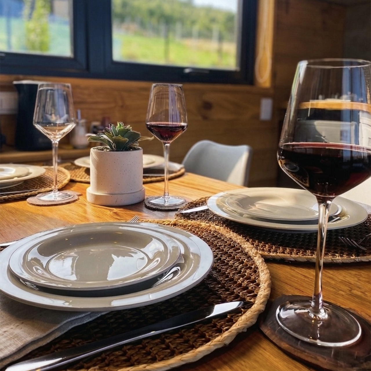 Mesa de comedor servida con una copa de vino