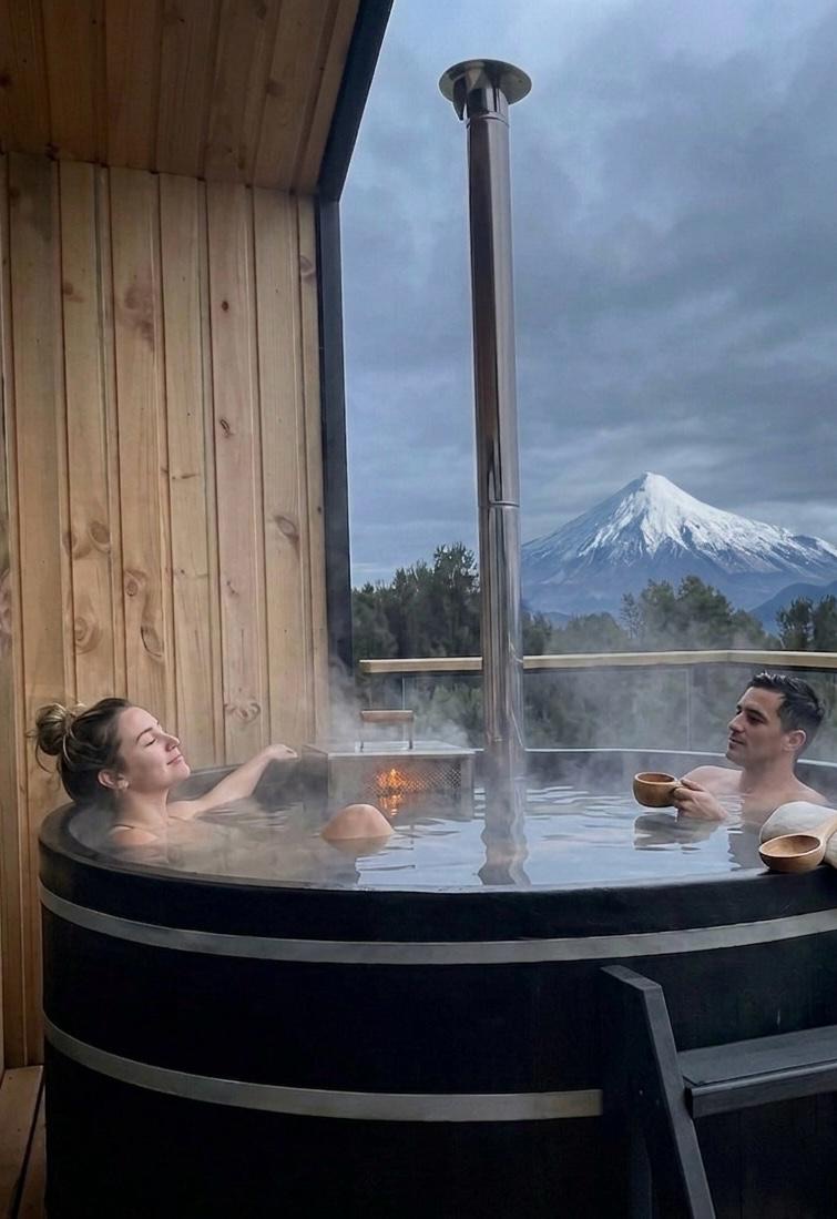 Hot tub al aire libre con vista al volcán nevado