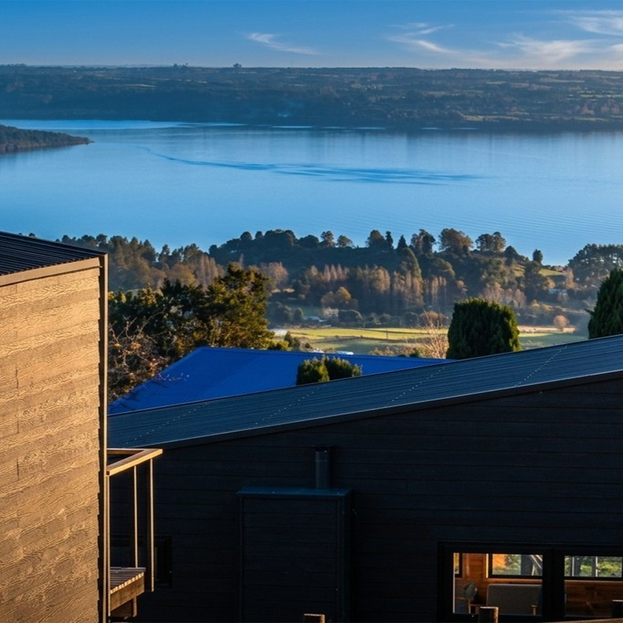 Vista panorámica al lago y la campiña desde las suites